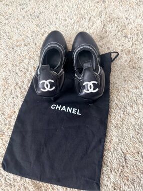 CHANEL Black Leather Ballet Flats with Silver CC Emblem